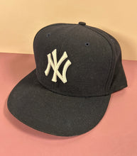 Load image into Gallery viewer, New Era 59FIFTY New York Yankees Cool Base On-Field Fitted Hat Size 7 3/4