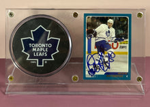Load image into Gallery viewer, Nikolai Antropov Signed 2003 Topps Card #173 & Leafs Puck Display Case