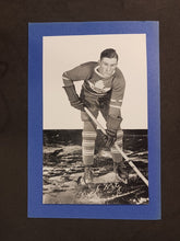 Load image into Gallery viewer, 1934-43 Group I Nick Metz Toronto Maple Leafs Beehive (B)