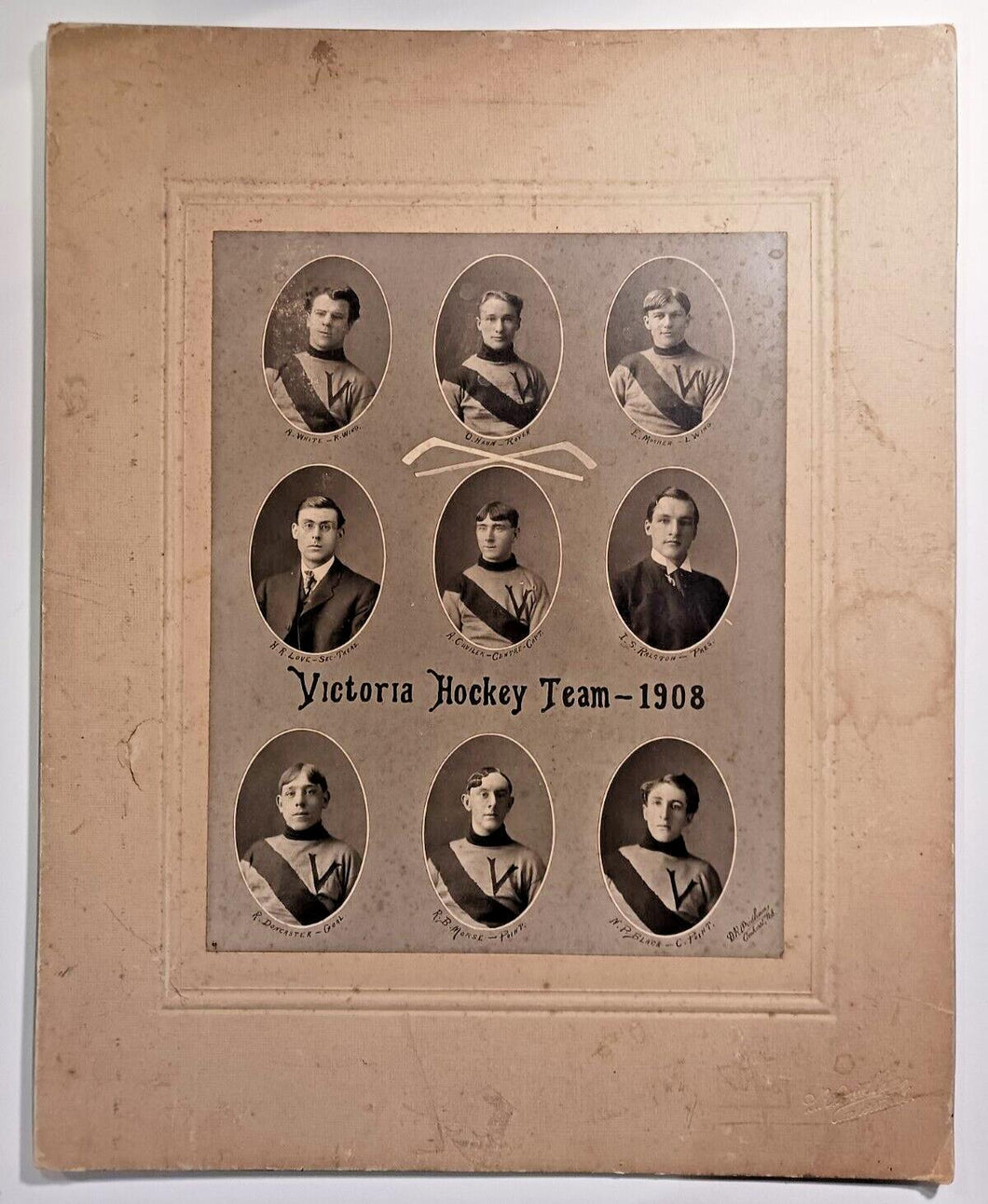 1908 Victoria Hockey Team Portraits