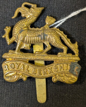 Load image into Gallery viewer, Royal  Berkshire Regiment Cap Badge
