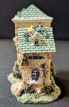 Load image into Gallery viewer, K&#39;s Collection Decorative House Miniature
