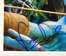 Load image into Gallery viewer, Sam Worthington Signed AVATAR Photo w/ Zoe Saldana as Jake Sully &amp; Neytiri
