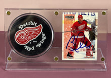 Load image into Gallery viewer, Autographed Brett Hull Detroit Red Wings Card &amp; Official Puck Display Case
