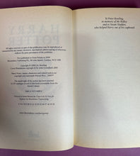 Load image into Gallery viewer, Lot of 2 Harry Potter Books: Goblet of Fire (UK) &amp; L'école des sorciers (FR)
