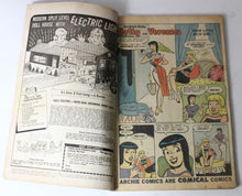 Load image into Gallery viewer, Archie&#39;s Girls Betty and Veronica Annual (1953 Series) #6 Canadian Price Variant
