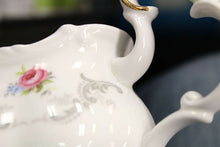 Load image into Gallery viewer, Royal Albert Tranquility Pattern Gravy Boat &amp; Saucer
