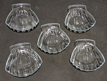 Load image into Gallery viewer, 5 Vintage PYREX Scallop Shell Baking Dishes

