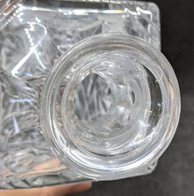 Load image into Gallery viewer, Beautiful Crystal Decanter With Stopper
